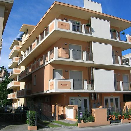 Residence Maryel Rimini Bagian luar foto