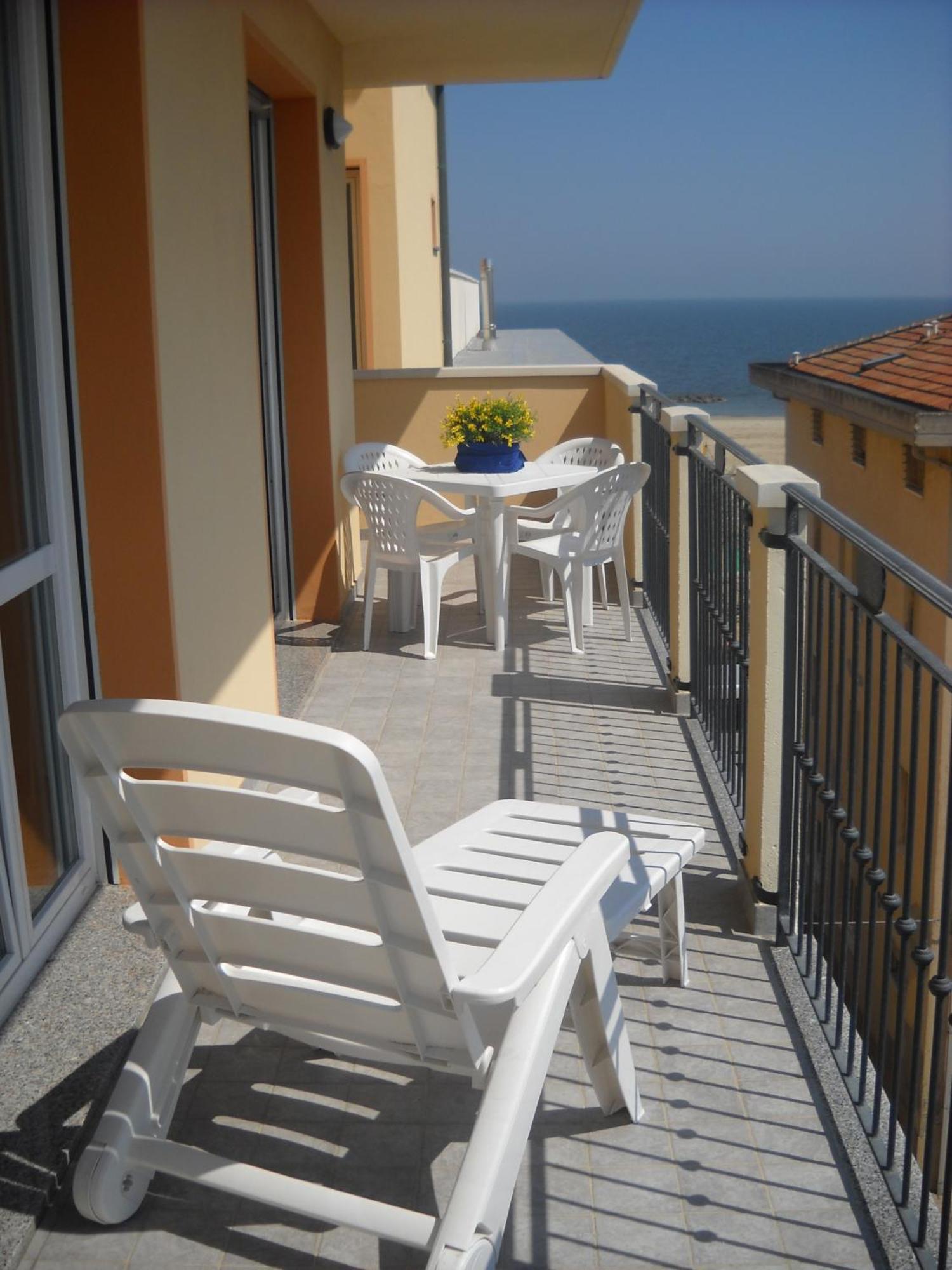 Residence Maryel Rimini Bagian luar foto