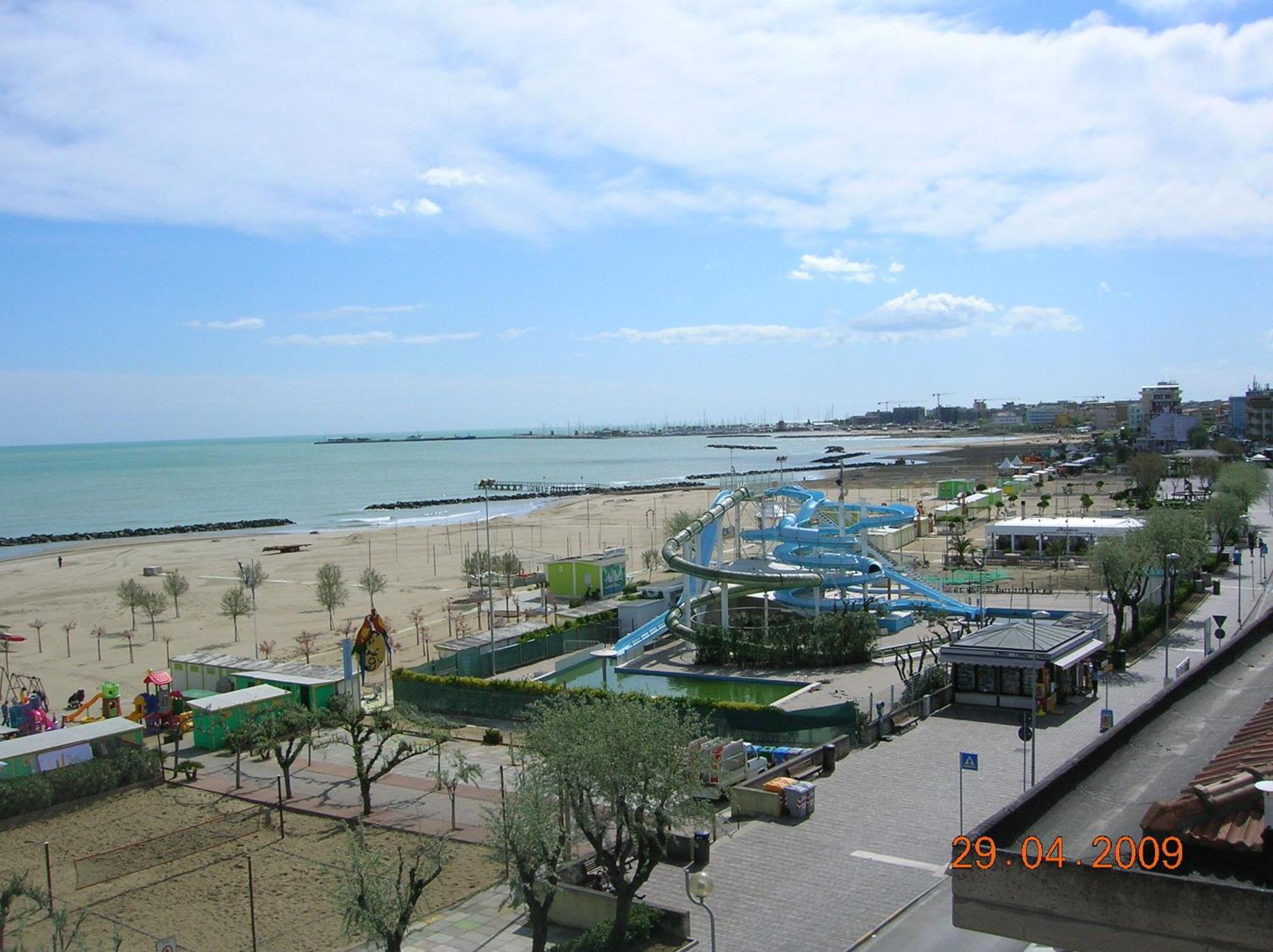 Residence Maryel Rimini Bagian luar foto