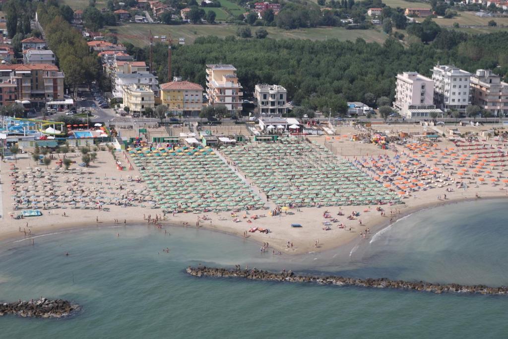 Residence Maryel Rimini Bagian luar foto