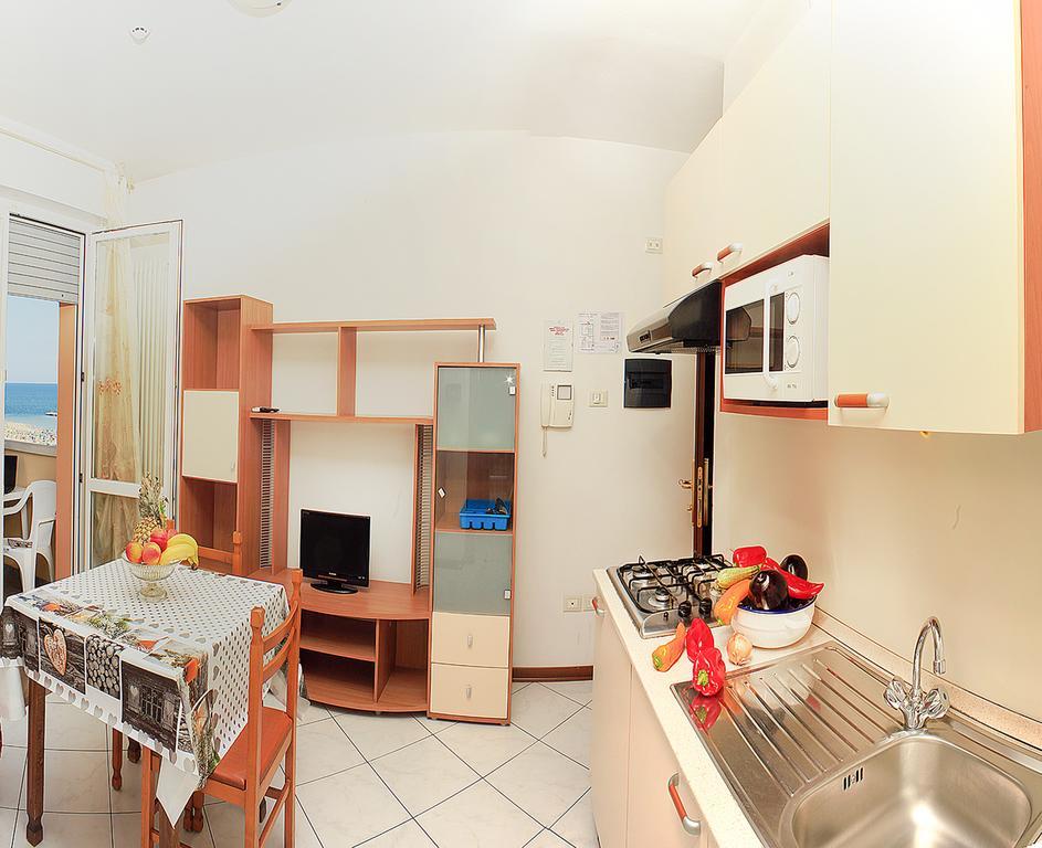 Residence Maryel Rimini Bagian luar foto
