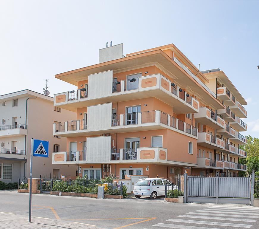 Residence Maryel Rimini Bagian luar foto