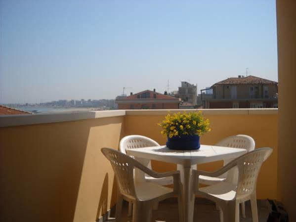 Residence Maryel Rimini Bagian luar foto