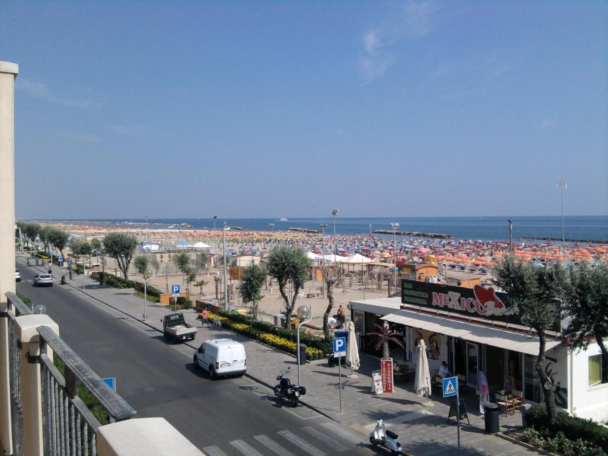 Residence Maryel Rimini Bagian luar foto